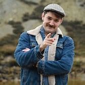 Ar ôl torri'r rhyngrwyd gyda'i ganeuon mae'r Welsh Whisperer am chwalu'r byd llyfrau gyda'i lyfr cyntaf
